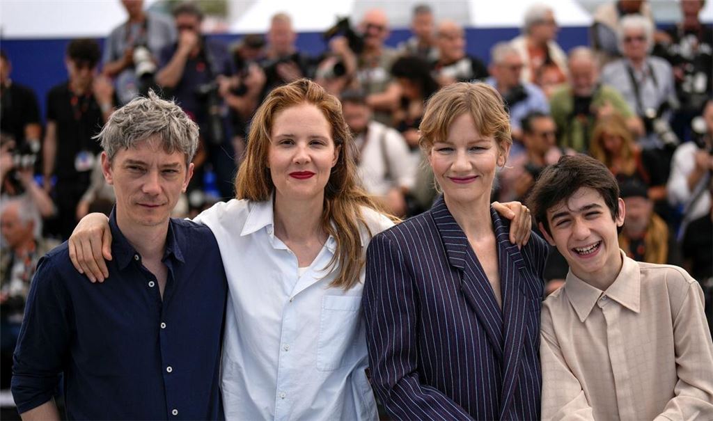 Schauspieler Swann Arlaud (l-r),  Regisseurin Justine Triet, Sandra Hüller und Milo Machado Graner stellen den Film "Anatomy of a Fall" ("Anatomie d’une chute") bei den 76. Internationalen Filmfestspielen in Cannes vor.