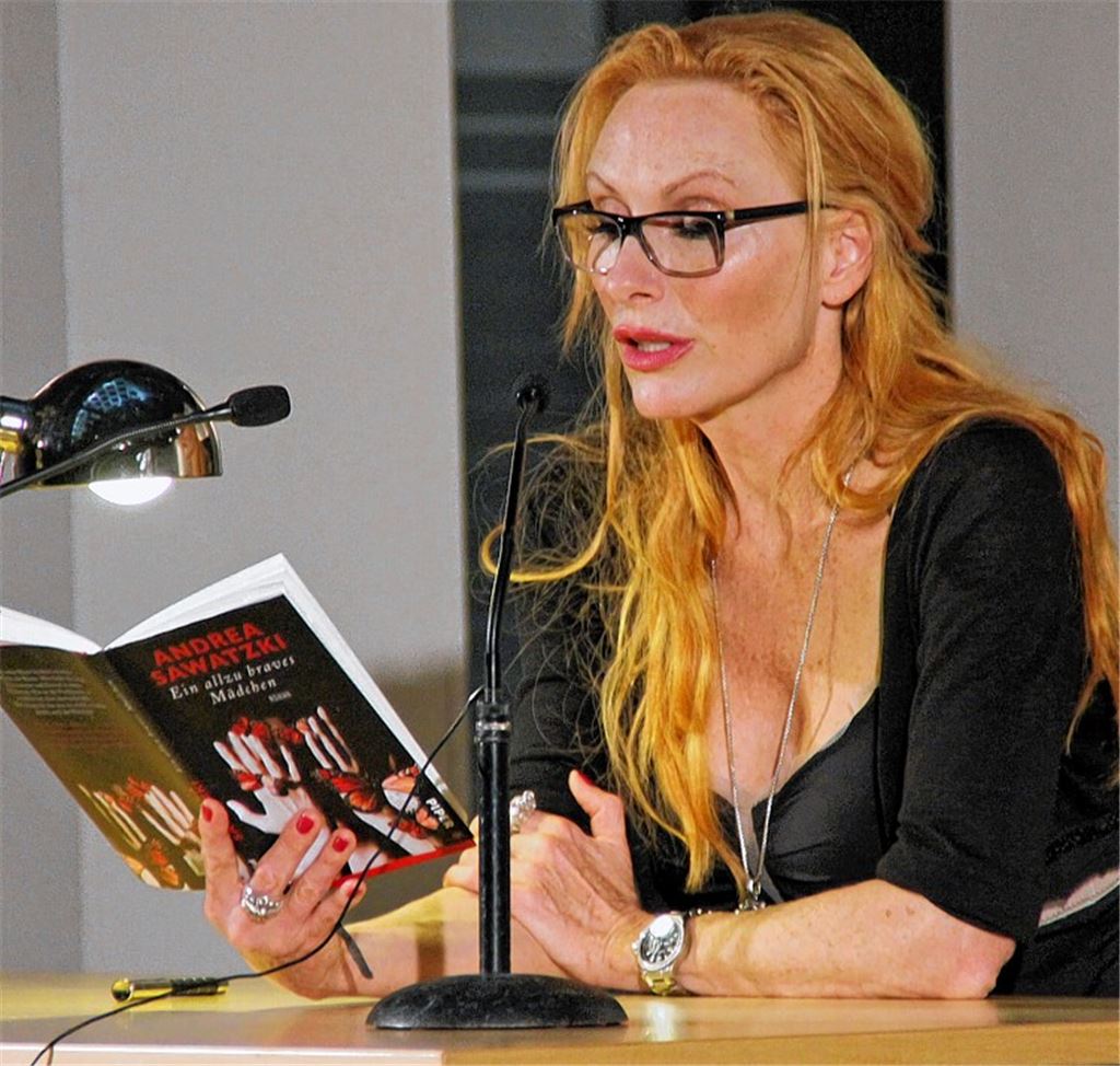 Schauspielerin Andrea Sawatzki stellt im Volksbankhaus ihr erstes Buch vor.