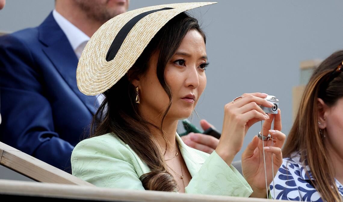 Schauspielerin Ashley Park verfolgt das French-Open-Finale mit einer kleinen Kamera aus dem Zuschauerbereich.