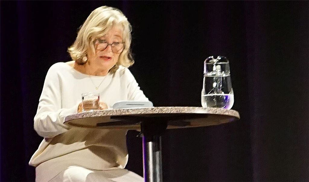Schauspielerin Jutta Speidel beeindruckt ihr Publikum im Uhlandbau auch als Buchautorin. Foto: Bastian