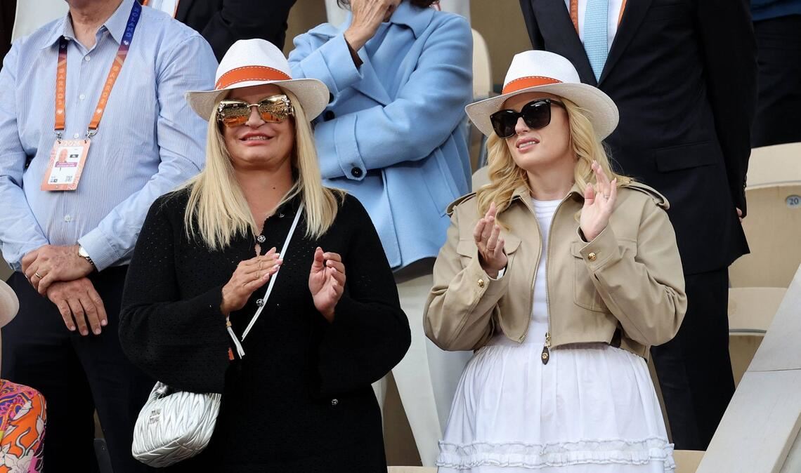 Schauspielerin Rebel Wilson (r.) und eine Begleitung applaudieren während des Endspiels auf der Tribüne.