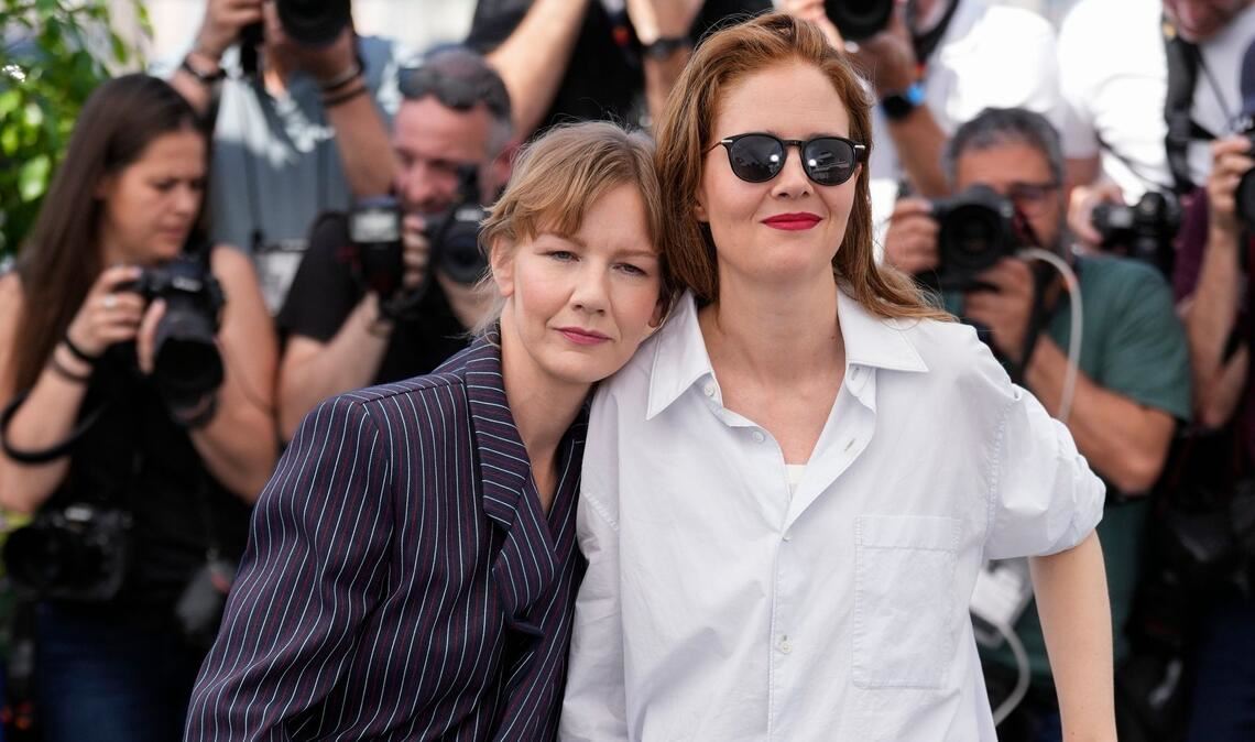 Schauspielerin Sandra Hüller (l) mit Regisseurin Justine Triet in Cannes.