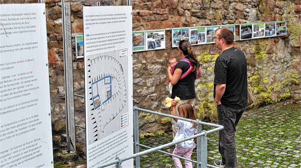 Schautafeln informieren die Besucher über die Burgruine Löffelstelz, die eine von drei historischen Stätten ist, die am Tag des offenen Denkmals besichtigt werden können. Fotos. Stahlfeld