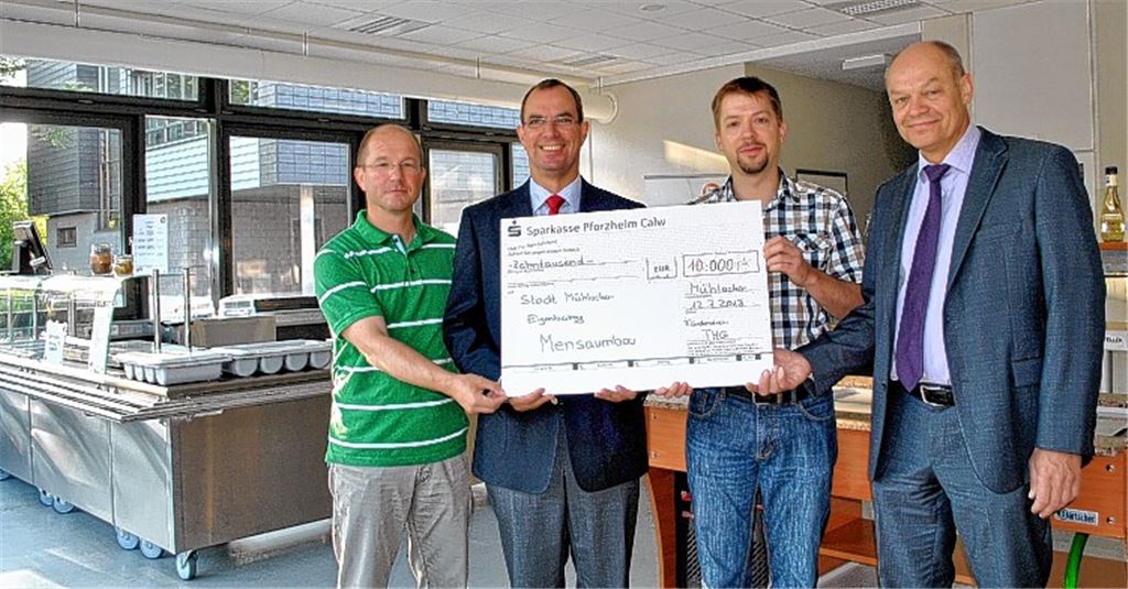 Scheckübergabe in der Mensa mit dem Elternbeiratsvorsitzenden Bruno Ziegler (v.l.), Oberbürgermeister Frank Schneider, Ralf Engelhardt, Vorsitzender des THG-Fördervereins, und THG-Schulleiter Thomas Mühlbayer. Foto: Stahlfeld