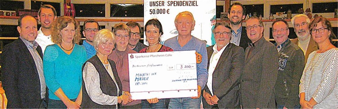Scheckübergabe mit Landrat Bastian Rosenau und dem Ersten Landesbeamten Wolfgang Herz (5.und 4.v.re.) sowie Mitgliedern des Partnerschaftsvereins und Vertretern der Sinfonietta. privat