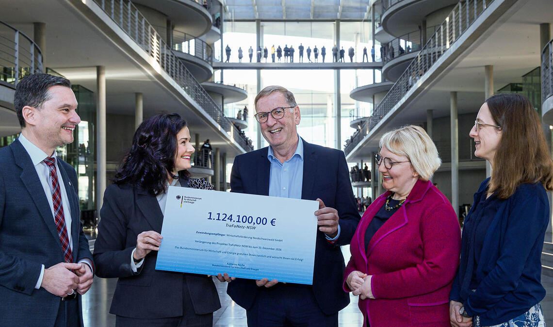 Scheckübergabe zur Verlängerung: der Calwer Bundestagsabgeordnete Klaus Mack (CDU, li.), die Parlamentarische Staatssekretärin Gitta Connemann (CDU), WFG-Geschäftsführer Jochen Protzer, die SPD-Abgeordnete Katja Mast und Katharina Bilaine, Projektleiterin von „TraFoNetz“. Foto: ©TraFoNetz/Gerd Lache