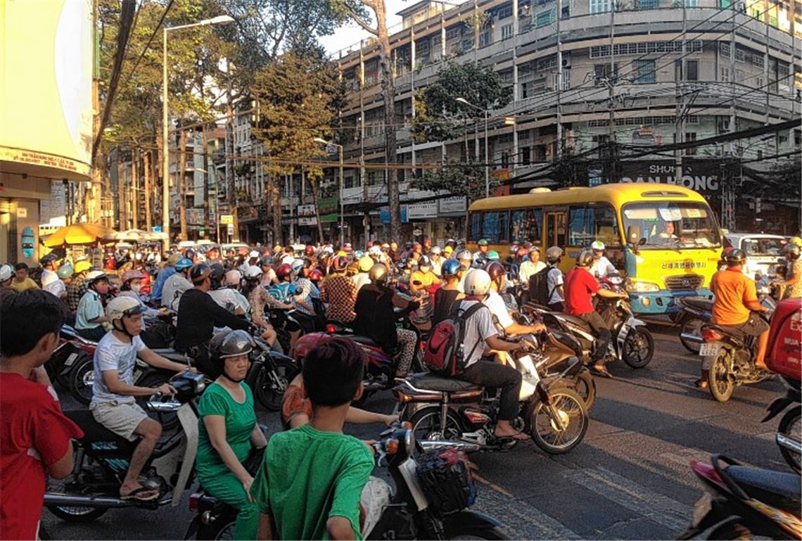 Scheinbar kein Durchkommen: Die Straßen der vietnamesischen Metropole Ho Chi Minh Stadt sind voll von motorisierten Rollern und Motorrädern.