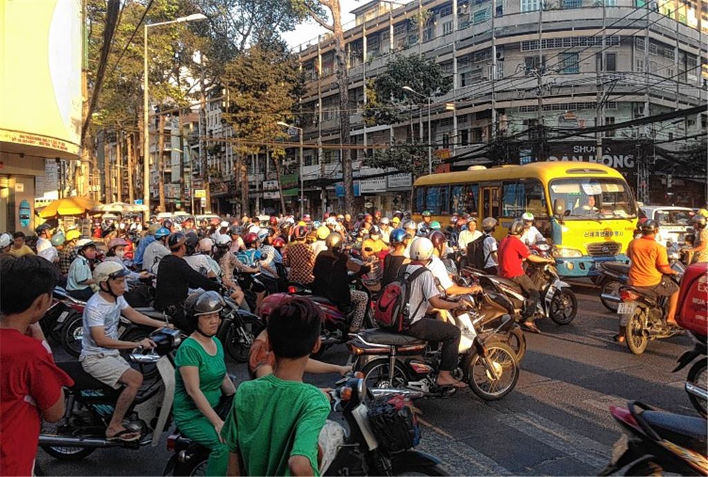 Scheinbar kein Durchkommen: Die Straßen der vietnamesischen Metropole Ho Chi Minh Stadt sind voll von motorisierten Rollern und Motorrädern.