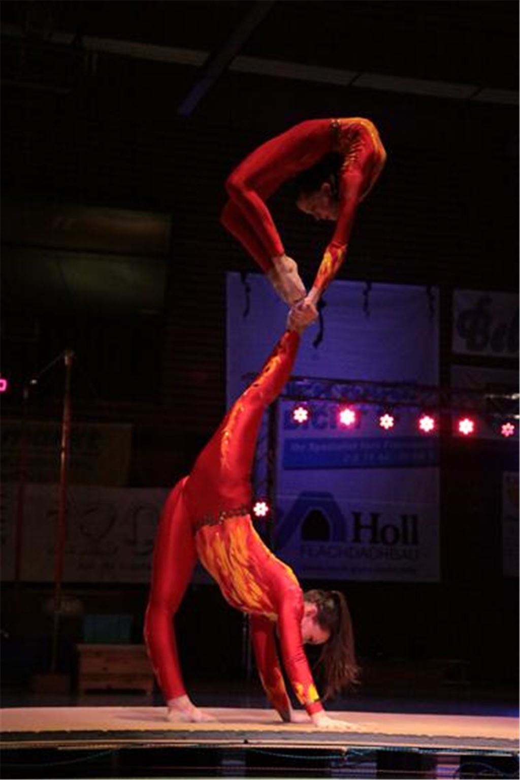 Scheinbar schwerelos: die Deutschen Meister der Sportakrobatik Janina Hiller und Sophia Müller
Foto: Eigner