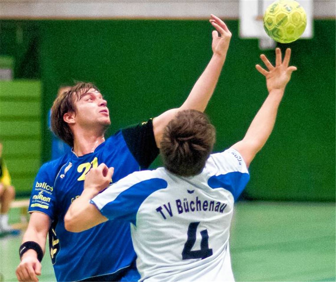 Scheinbar unerreichbar: Christian Jaehdeke (li.) streckt sich ebenso vergeblich nach dem Ball wie sein HC Blau-Gelb Mühlacker nach Punkten.  Foto: Zschorsch