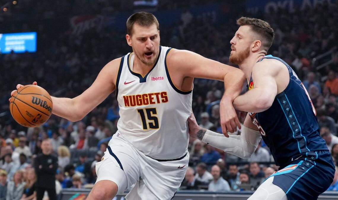 Schenkten sich in einer hitzigen Partie nichts: Nikola Jokic (l) und Isaiah Hartenstein.