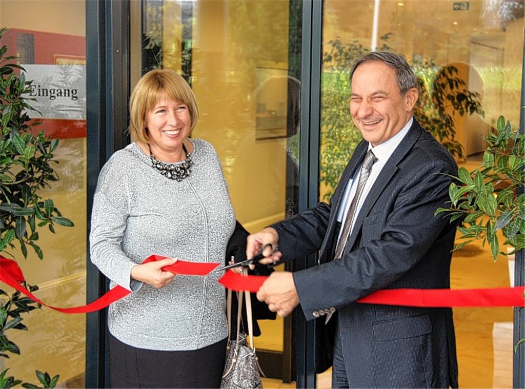 Scherenschnitt: Elke und Alfred Suedes weihen den Erweiterungstrakt des Queens-Hotels am Ortseingang von Niefern ein. Foto: Mummert