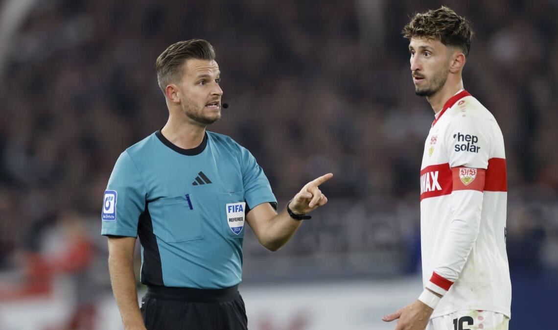 Schiedsrichter Daniel Schlager und VfB-Kapitän Atakan Karazor im Zweitrunden-Spiel des VfB gegen den 1. FC Kaiserslautern im Oktober 2024