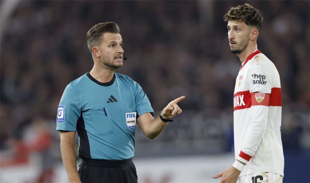 Schiedsrichter Daniel Schlager und VfB-Kapitän Atakan Karazor im Zweitrunden-Spiel des VfB gegen den 1. FC Kaiserslautern im Oktober 2024