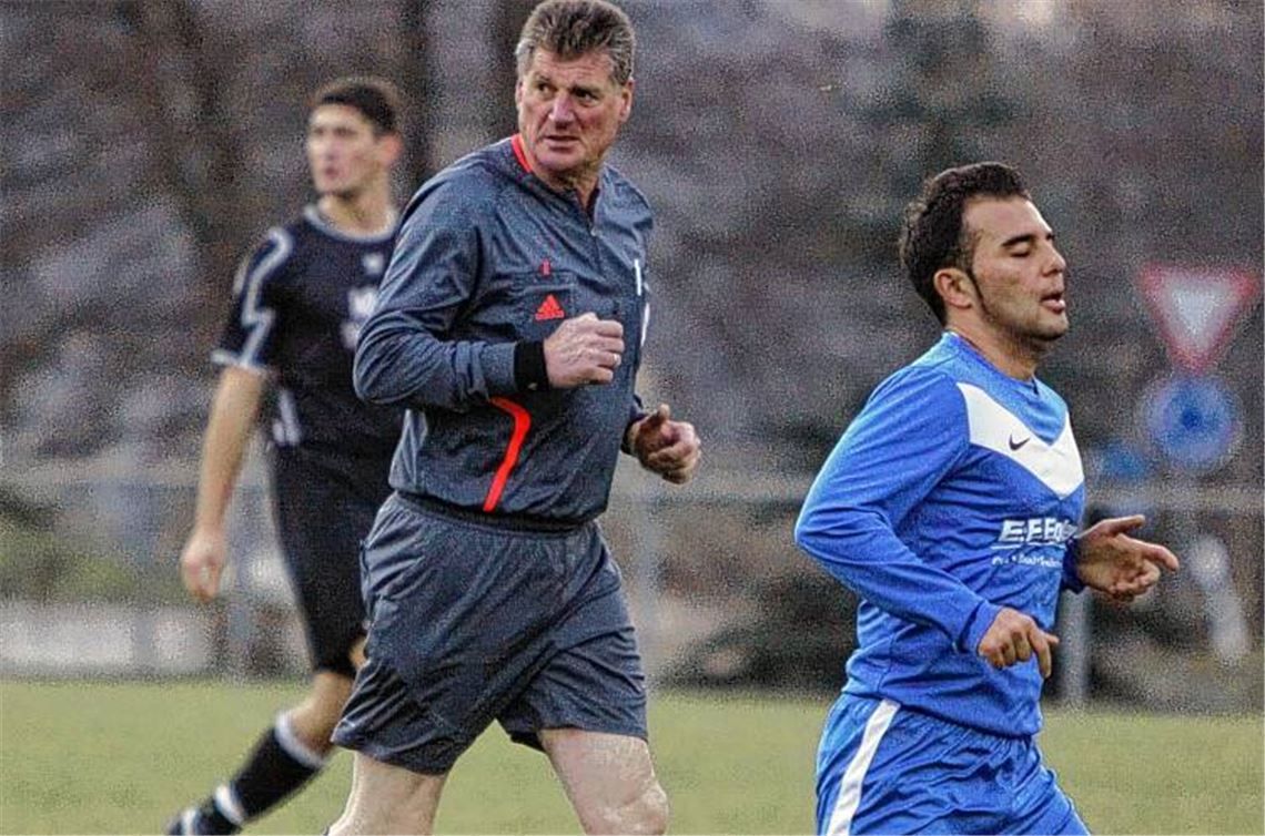 Schiedsrichter Dieter Hammer (Mitte) kennt beides: A-Liga-Fußball wie gestern in Ötisheim und Länderspiel-Kribbeln in großen Arenen. Foto: Eigner