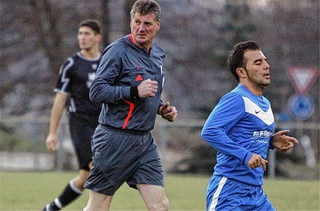 Schiedsrichter Dieter Hammer (Mitte) kennt beides: A-Liga-Fußball wie gestern in Ötisheim und Länderspiel-Kribbeln in großen Arenen. Foto: Eigner