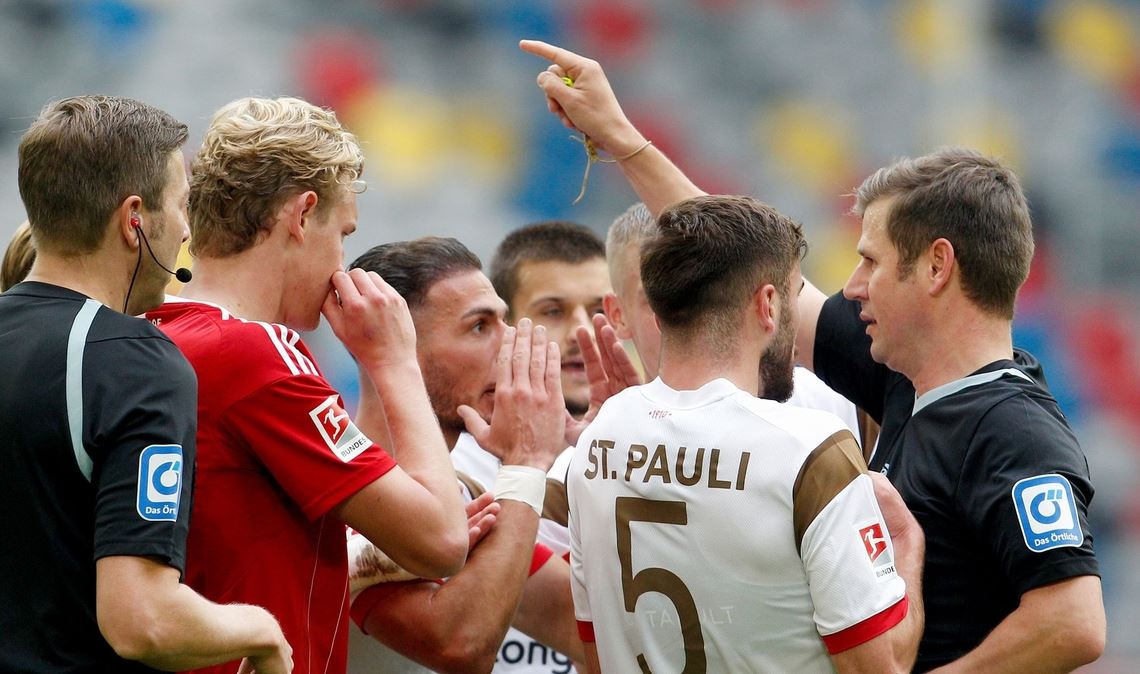 Schiedsrichter Frank Willenborg (r) schickt Betim Fazliji (2.v.r) vom FC St. Pauli nach einer roten Karte vom Platz.
