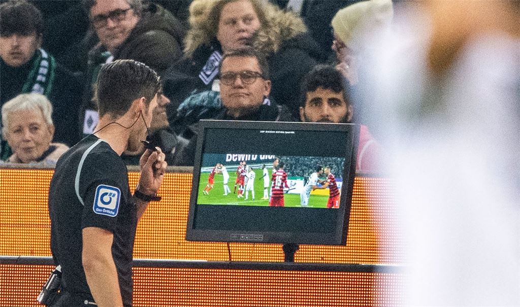 Schiedsrichter Matthias Jöllenbeck prüft per Videobeweis.
