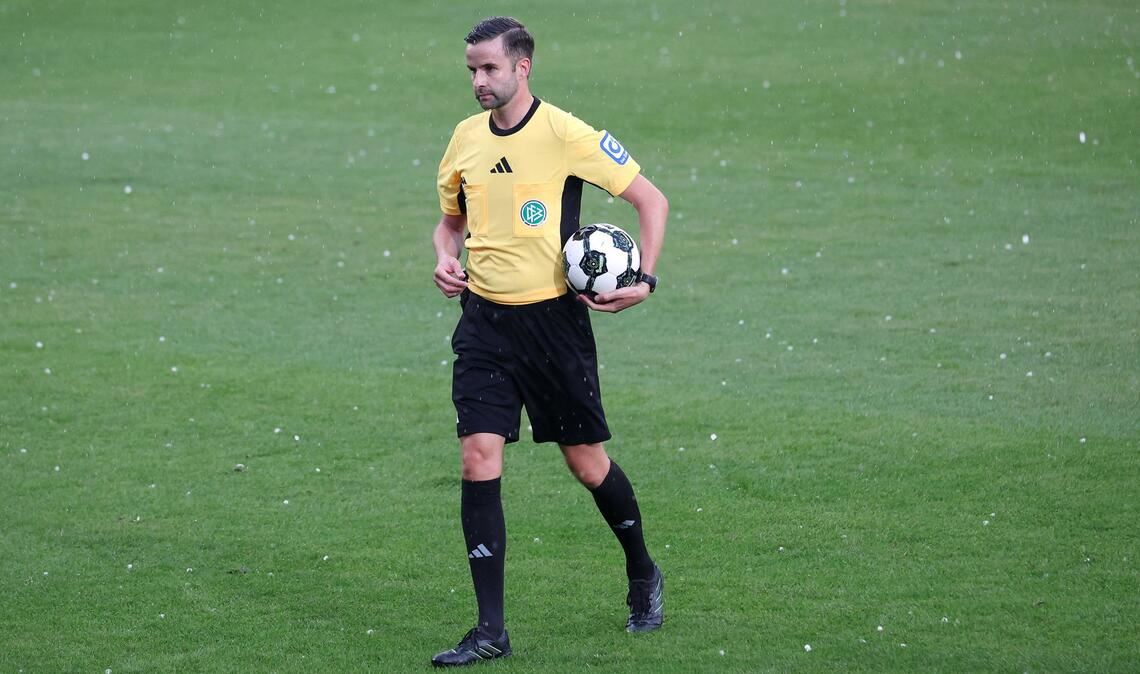 Schiedsrichter Michael Bacher unterbrach das Spiel aufgrund eines starken Unwetters und Hagel für 40 Minuten.