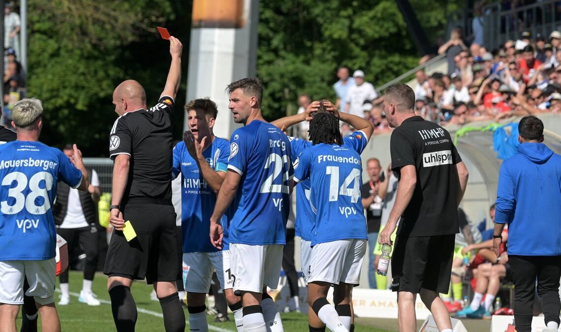 Schiedsrichter Roman Reck zeigt Kickers-Spieler Melkamu Frauendorf nach wiederholtem Foulspiel die Gelb-Rote Karte.