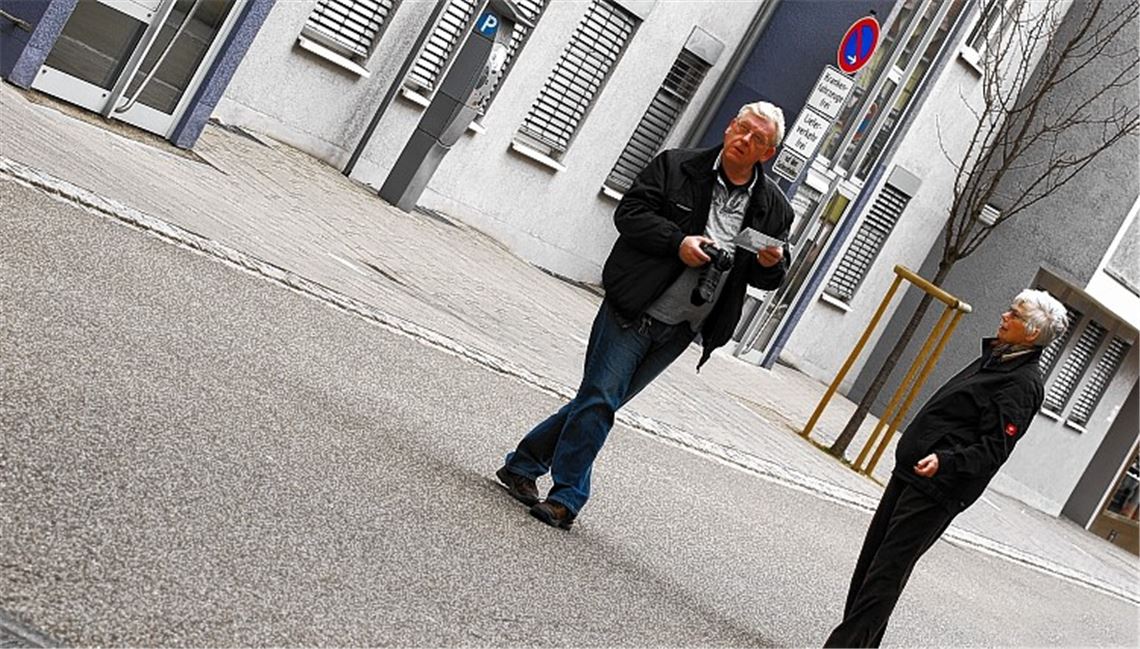 Schiefe Ebene? Bei der Suche nach einem alten Fotostandpunkt stellen Peter Herttrich und Marlies Schäfer-Gollnow fest, dass sich die Höhenverhältnisse der Hindenburgstraße (großes Bild) verändert haben.