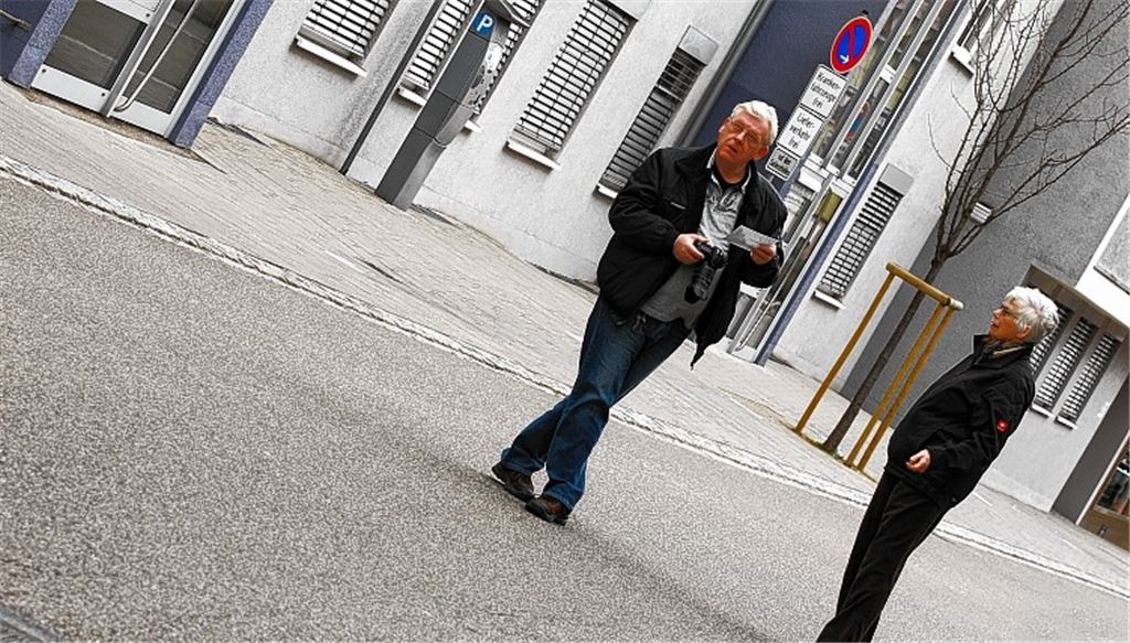 Schiefe Ebene? Bei der Suche nach einem alten Fotostandpunkt stellen Peter Herttrich und Marlies Schäfer-Gollnow fest, dass sich die Höhenverhältnisse der Hindenburgstraße (großes Bild) verändert haben.