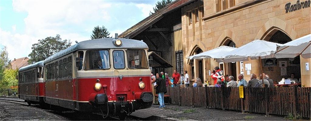 Schienenbus pendelt auf historischer Bahnlinie: Bereits 1914 hätte der Maulbronner Stadtbahnhof eingeweiht werden sollen. Dieses Fest wird jetzt nachgeholt und lässt Visionen aufleben. Fotos:Stahlfeld