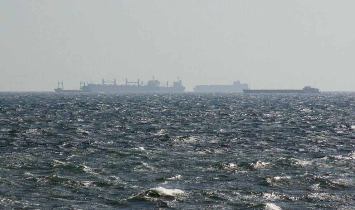 Schiffe am Horizont warten auf Einlass in den Hafen Constanta. Wegen des russischen Angriffskriegs gegen die Ukraine wird der Transport des weltweit benötigten ukrainischen Weizens über ukrainische Schwarzmeer-Häfen behindert. (Symbolbild).