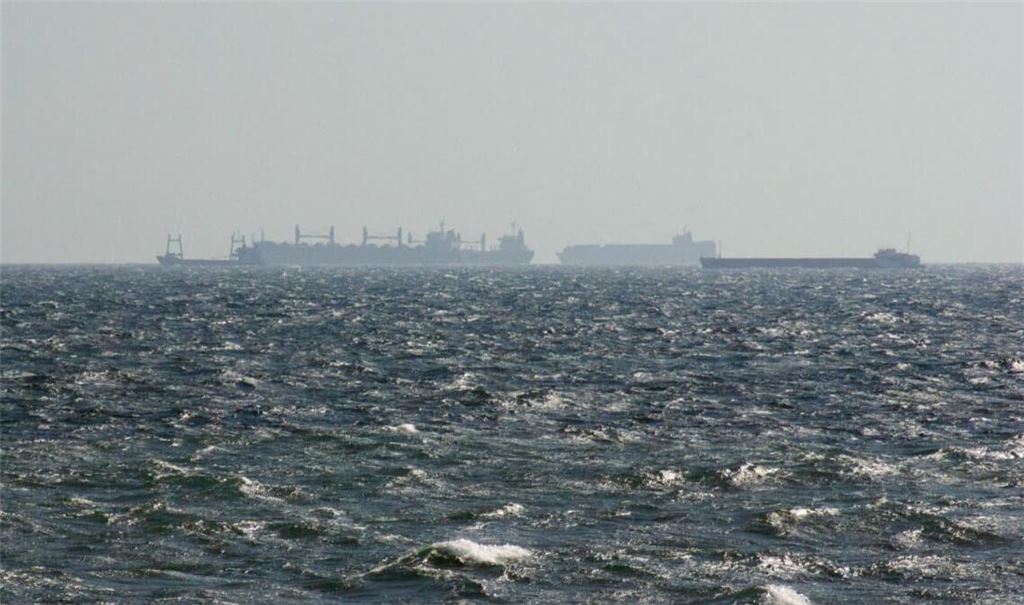 Schiffe am Horizont warten auf Einlass in den Hafen Constanta. Wegen des russischen Angriffskriegs gegen die Ukraine wird der Transport des weltweit benötigten ukrainischen Weizens über ukrainische Schwarzmeer-Häfen behindert. (Symbolbild).