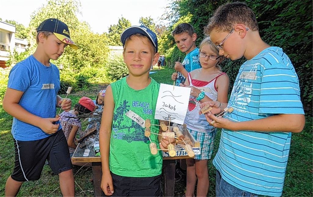 Schiffe aus Kork und Holzstäben stellen die Kinder beim Ferienprogramm her. Foto: Fotomoment