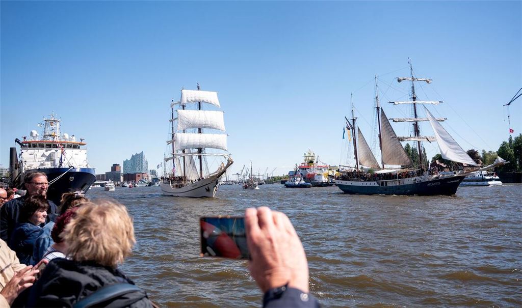 Schiffe fahren während der Einlaufparade zum Hamburger Hafengeburtstag auf der Elbe