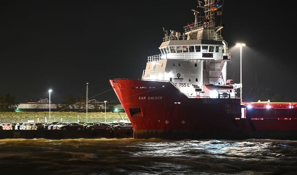 Schiffe versuchen in den Häfen Schutz vor dem Unwetter zu finden.