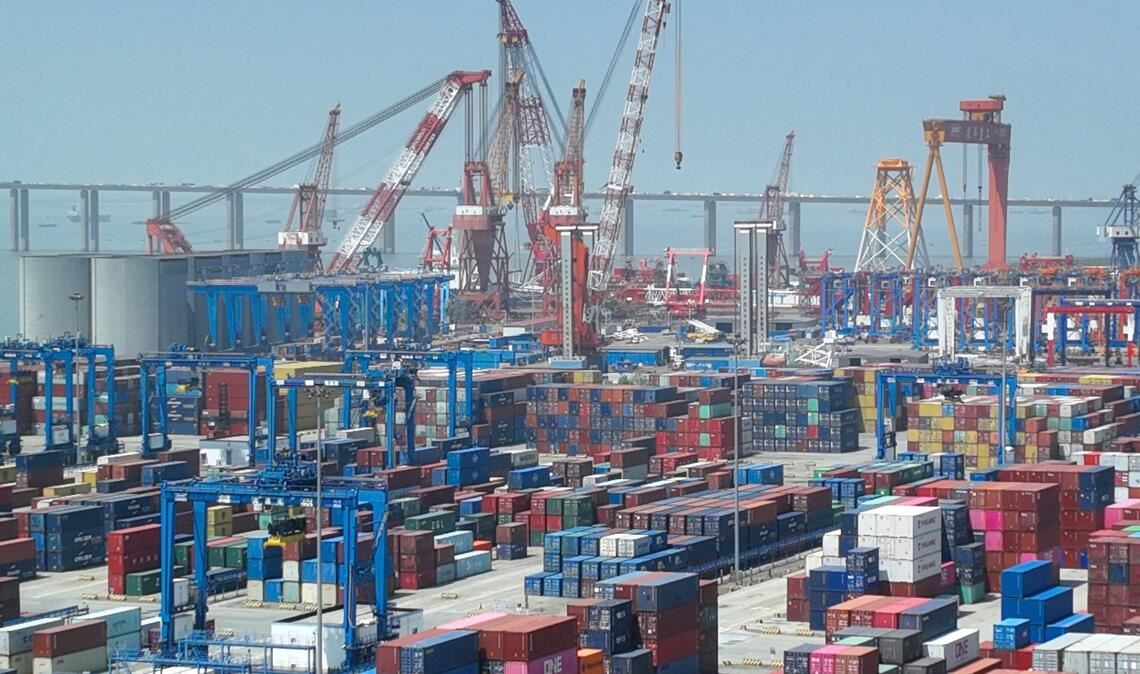 Schiffscontainer auf einem Dock am Hafen von Nantong in der ostchinesischen Provinz Jiangsu.