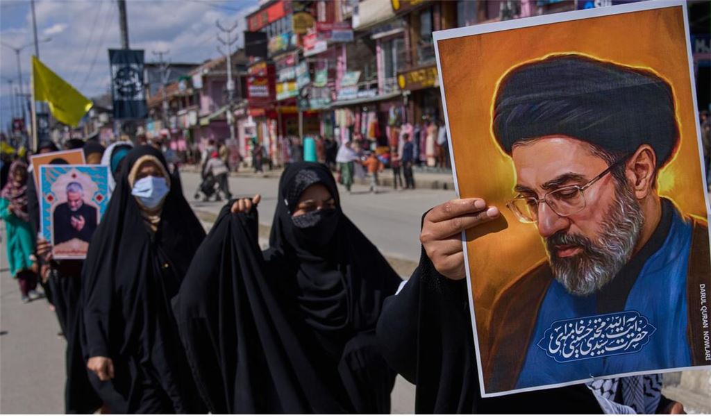 Schiitische Muslime halten ein Konterfei von Modschtaba Chamenei, Irans neuem Religionsführer und Staatsoberhaupt.