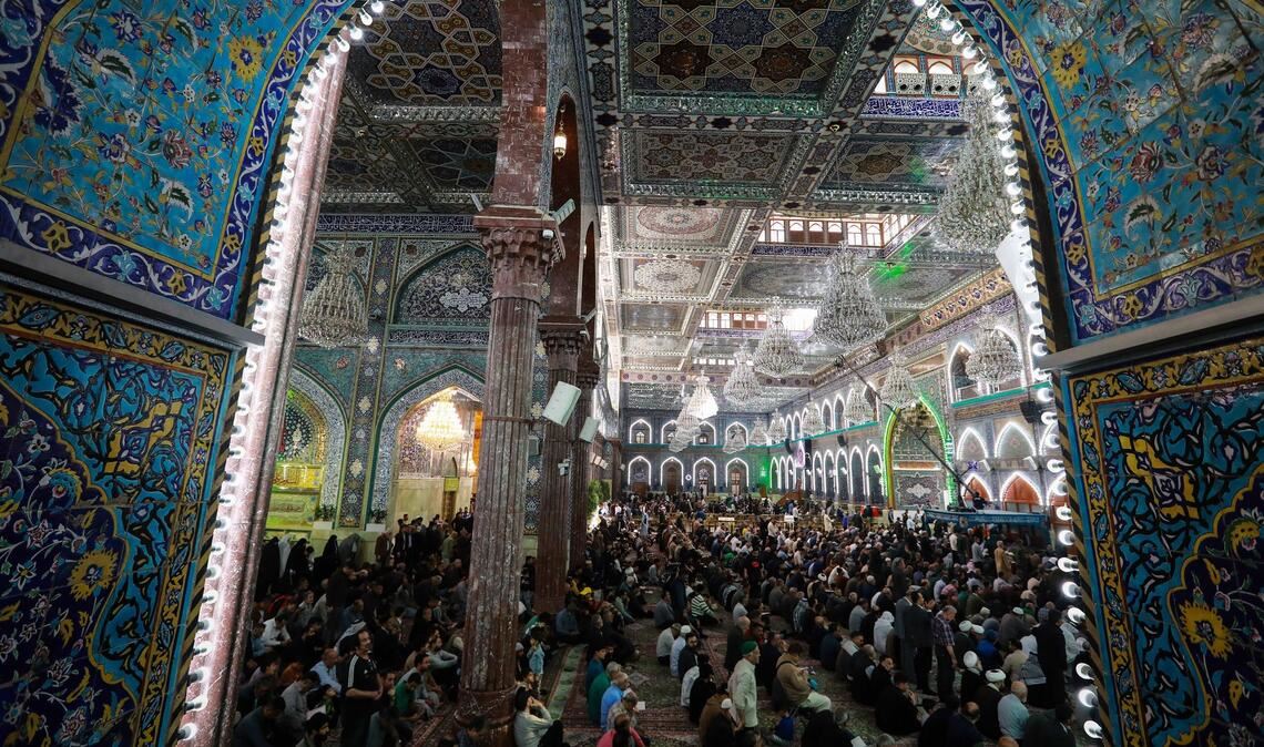 Schiitische Muslime verrichten ihre Gebete am Schrein von Imam Hussein in Karbala im Irak.