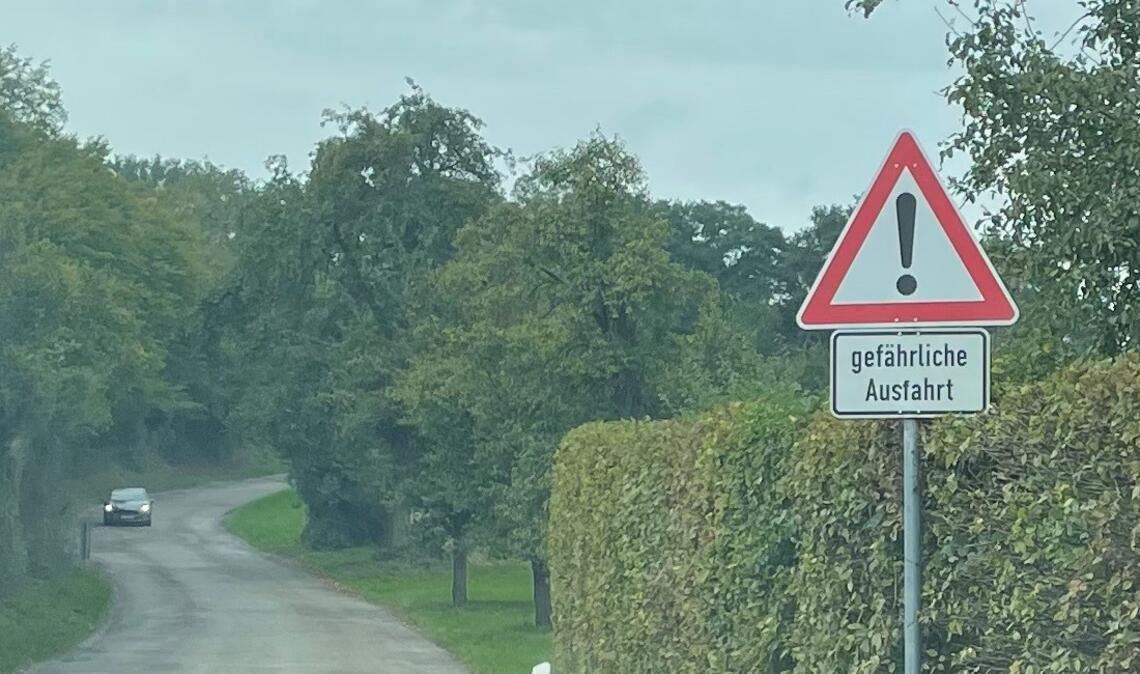 Schild warnt Autofahrer. Foto: privat