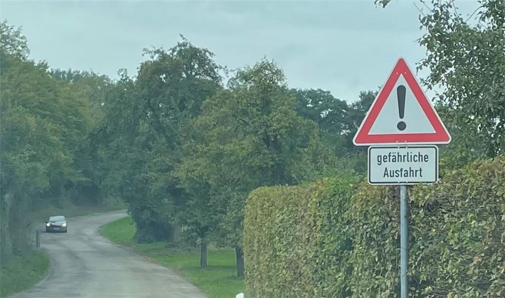 Schild warnt Autofahrer. Foto: privat