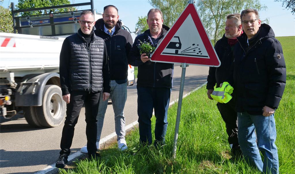 Schilder alleine genügen nicht, wenn der Begegnungsverkehr mit Lkw zum Problem werden kann, sagen die FDP-Kommunalpolitiker. Fotos: Friedrich