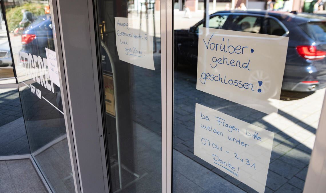 Schilder an der Lindauer-Filiale in der Mühlacker Bahnhofstraße. Foto: Fotomoment