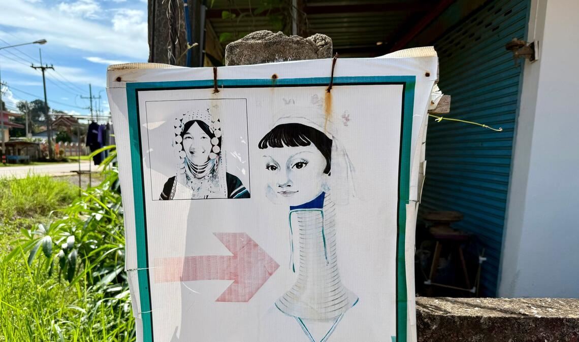 Schilder an der Straße weisen Touristen den Weg zu den Dörfern.