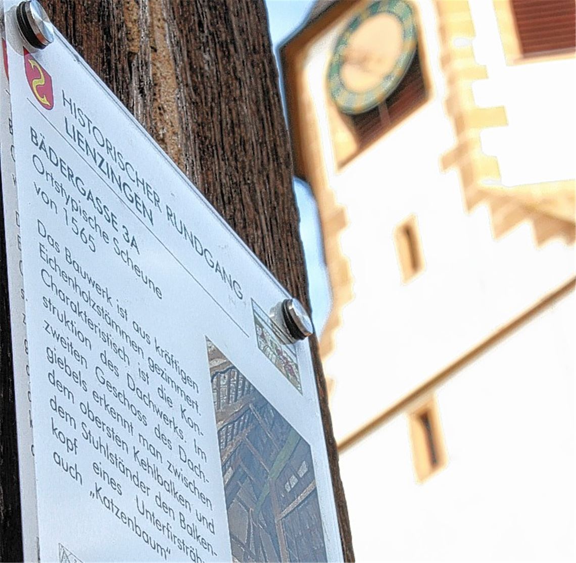 Schilder informieren über die Geschichte von alten Lienzinger Gebäuden.