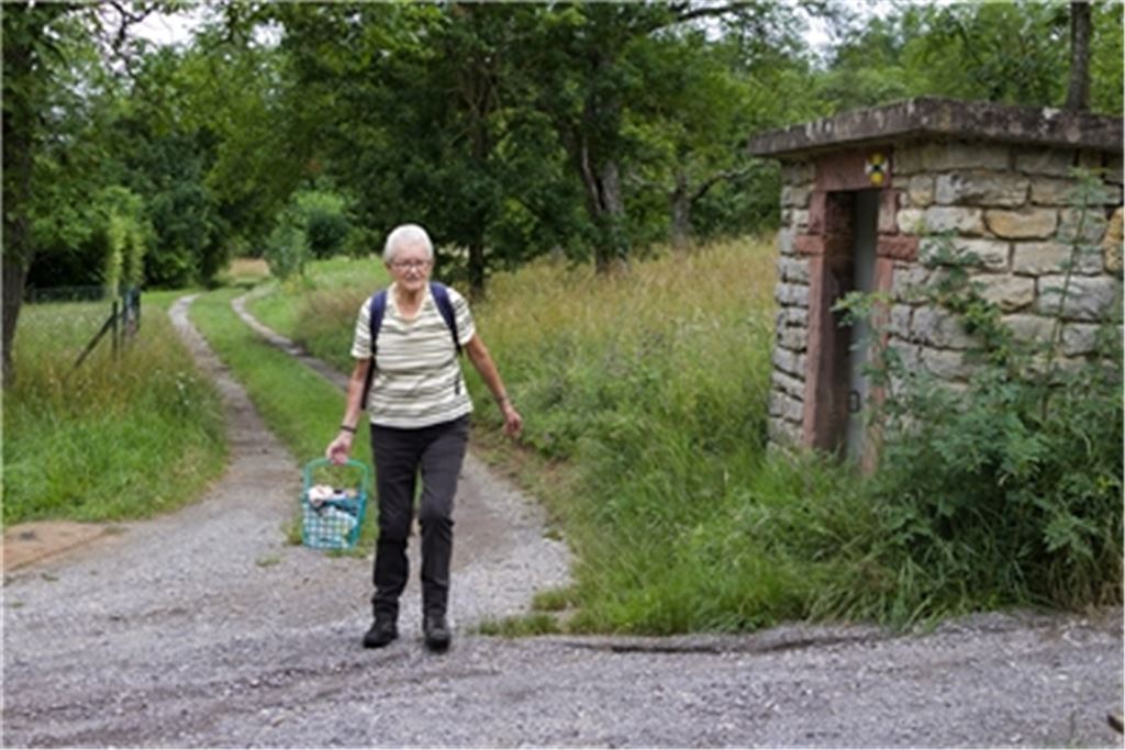 Schilder nageln, Ecken kleben, Zeichen pinseln: Wegewartin Helene Daum. Fotos: Weimper