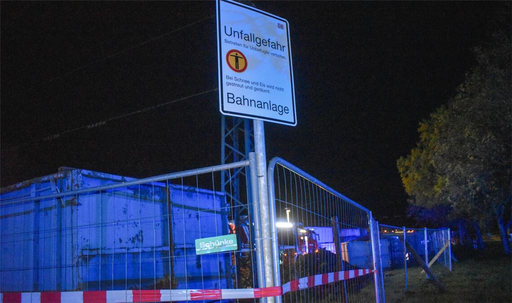 Schilder warnen vor den Gefahren auf den Gleisen. Foto: Myroshnichenko