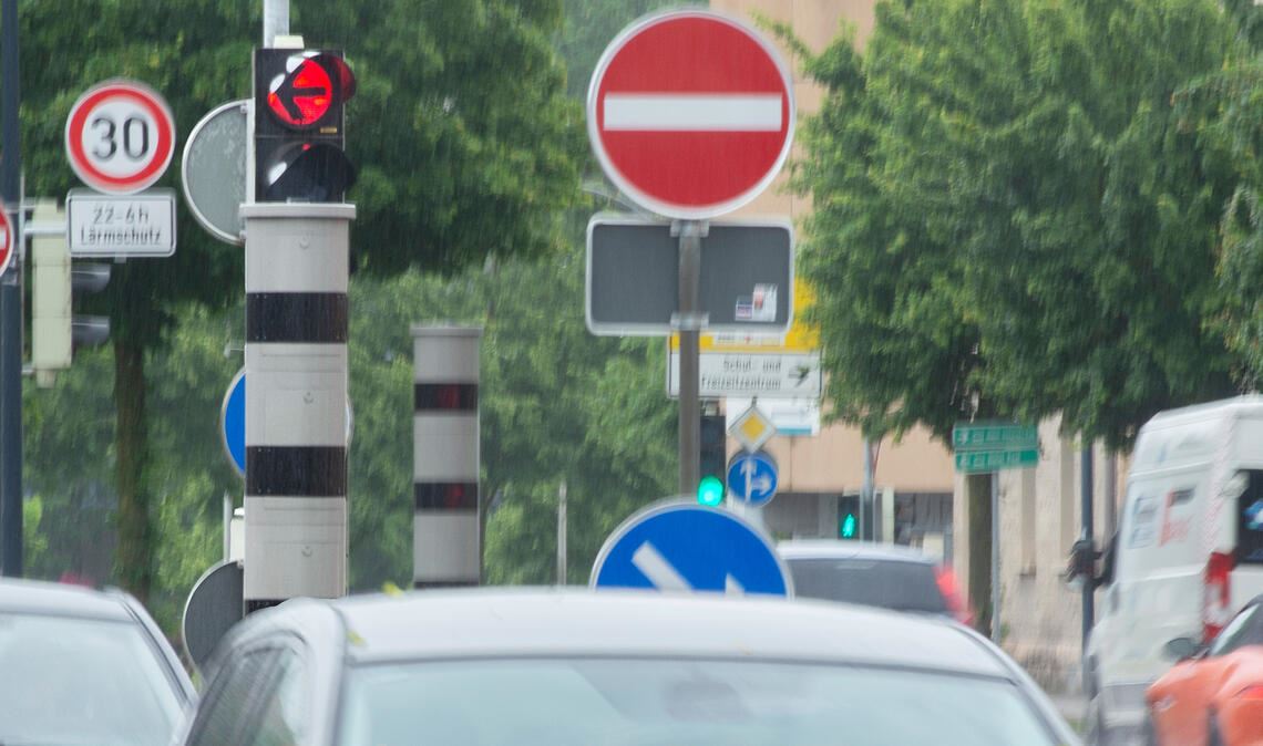 Schilderwald an der Kreuzung mit den „Superblitzern“. Sie messen, wie der Oberbürgermeister klarstellt, die Geschwindigkeit auf Höhe der Haltelinie der Ampel. Fotos: Fotomoment