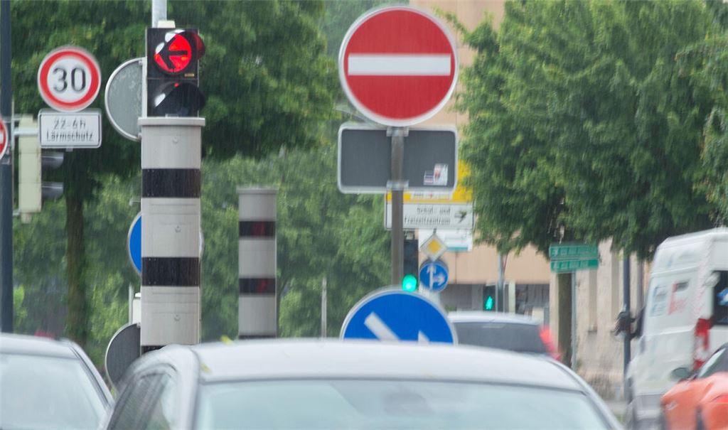 Schilderwald an der Kreuzung mit den „Superblitzern“. Sie messen, wie der Oberbürgermeister klarstellt, die Geschwindigkeit auf Höhe der Haltelinie der Ampel. Fotos: Fotomoment
