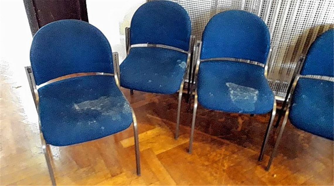 Ärger über eklige Stühle