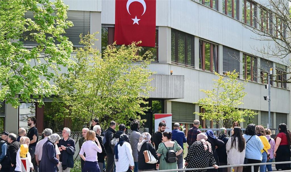 Schlage vor dem türkischen Wahllokal in Stuttgart-Zuffenhausen