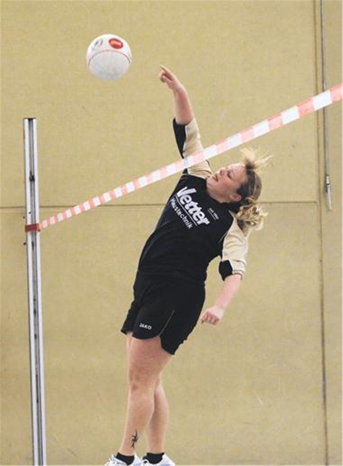 Schlagfrau Irina Vetter spitzelt den Ball mit den Fingerspitzen über die Leine. 
Foto: Eigner