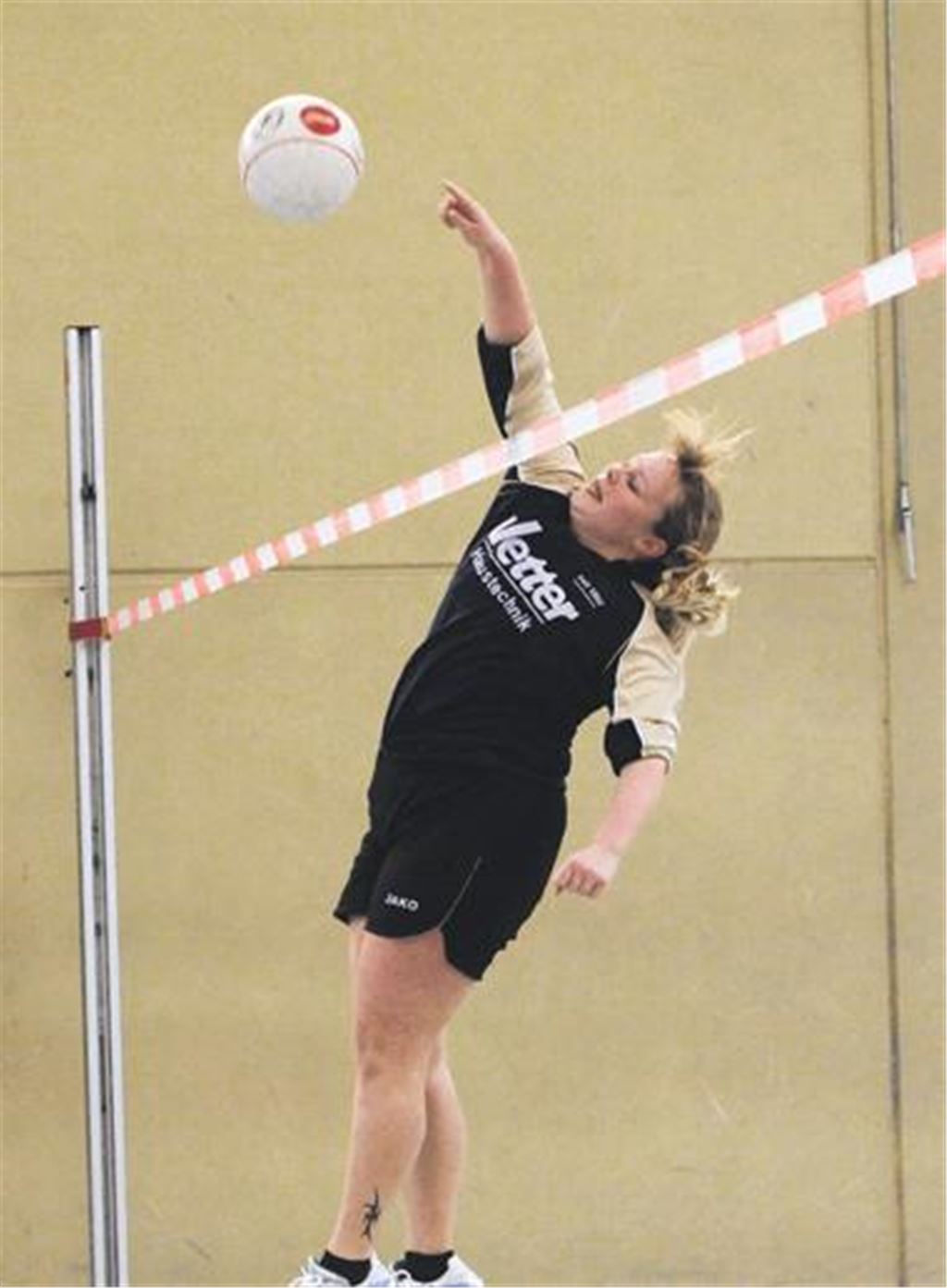 Schlagfrau Irina Vetter spitzelt den Ball mit den Fingerspitzen über die Leine. 
Foto: Eigner