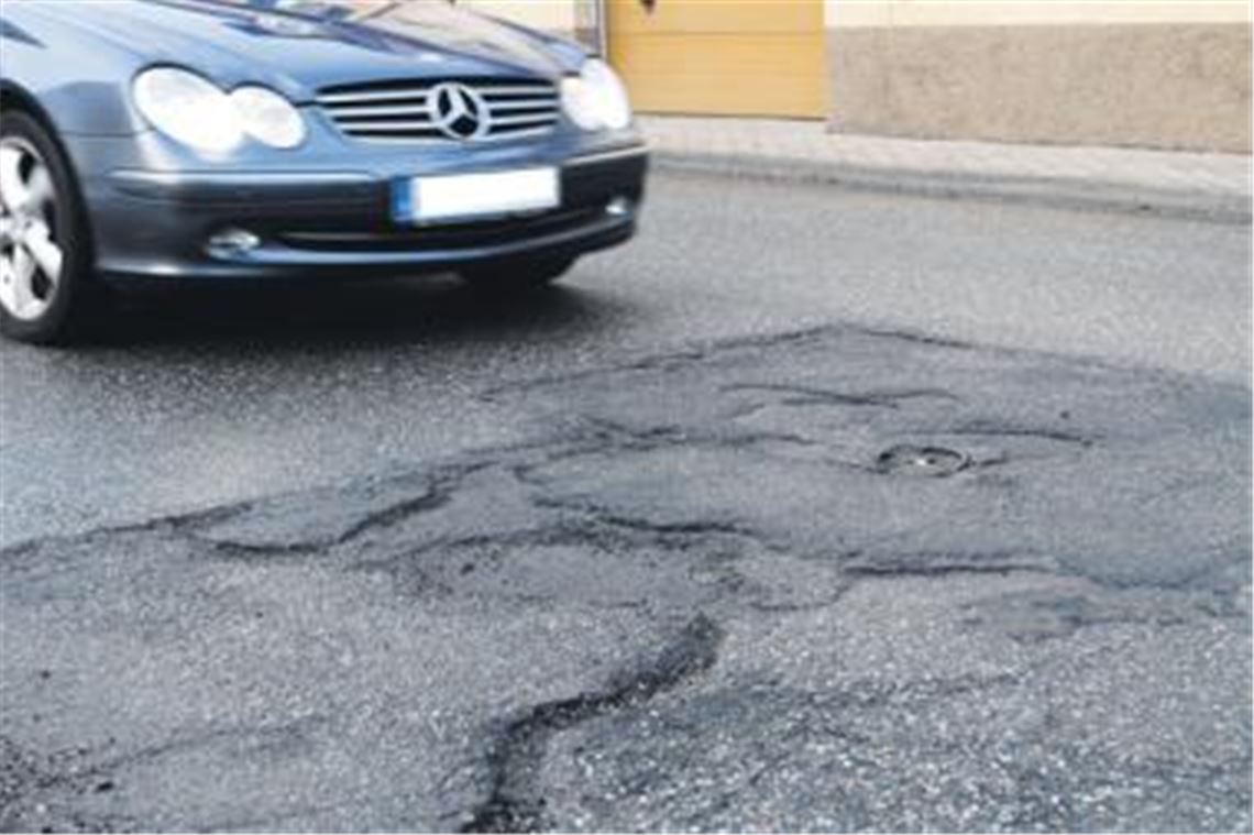 Schlaglöcher als Stolperfallen für Autos. Foto: Tilo Keller